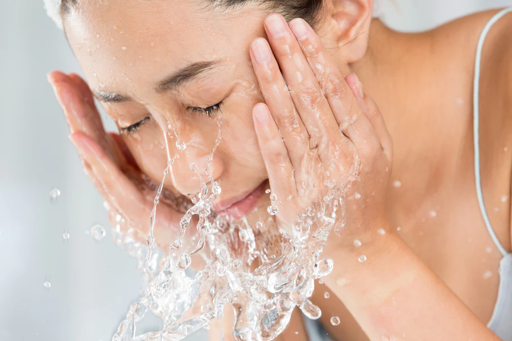 Using Hot Water to Wash Your Face