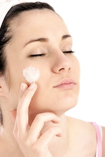 Pro Tip: If your skin gets extra oily in summer, try blotting papers or a niacinamide serum to regulate excess oil.